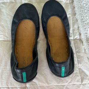 Tieks in California Navy in size 8.